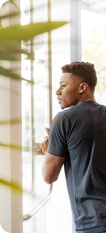 Jeune homme au pied d'une fenêtre