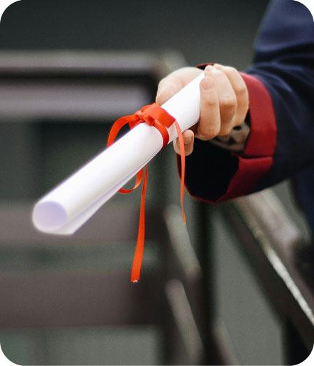 Personne avec un diplôme en main